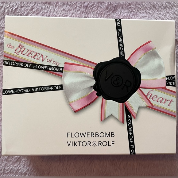 Viktor & Rolf 4-piece Set - Picture 3 of 4